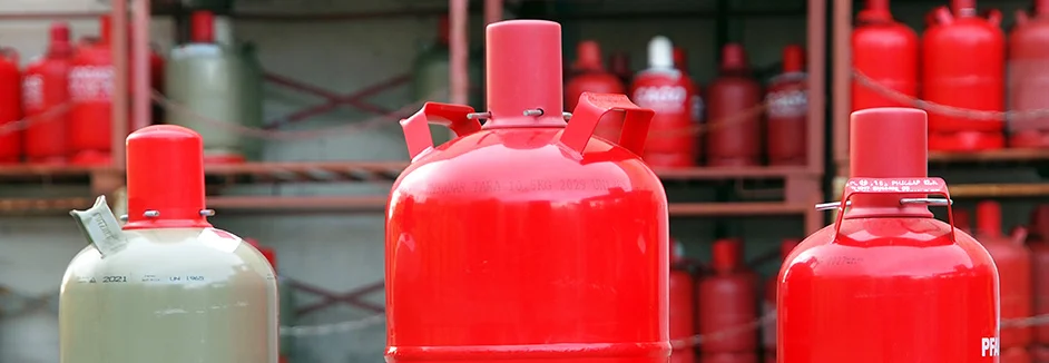 Rote und graue Gasflaschen